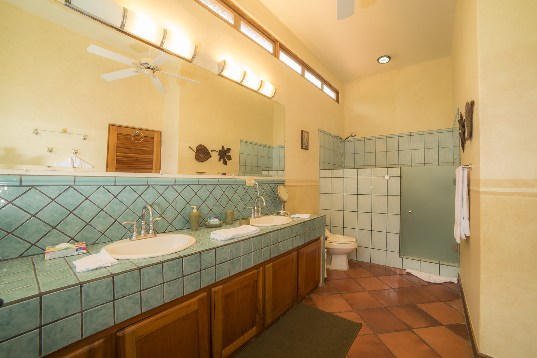 bathroom with two sinks, toilet and shower at Casa Buen Dia